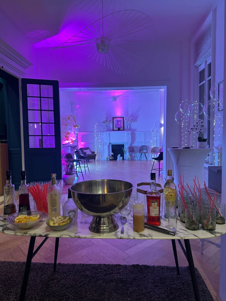 Bar à cocktails installé dans le salon, bouteilles et seau à champagne