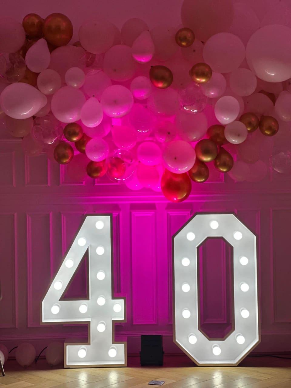 Chiffres lumineux 40 et arche de ballons pour un anniversaire