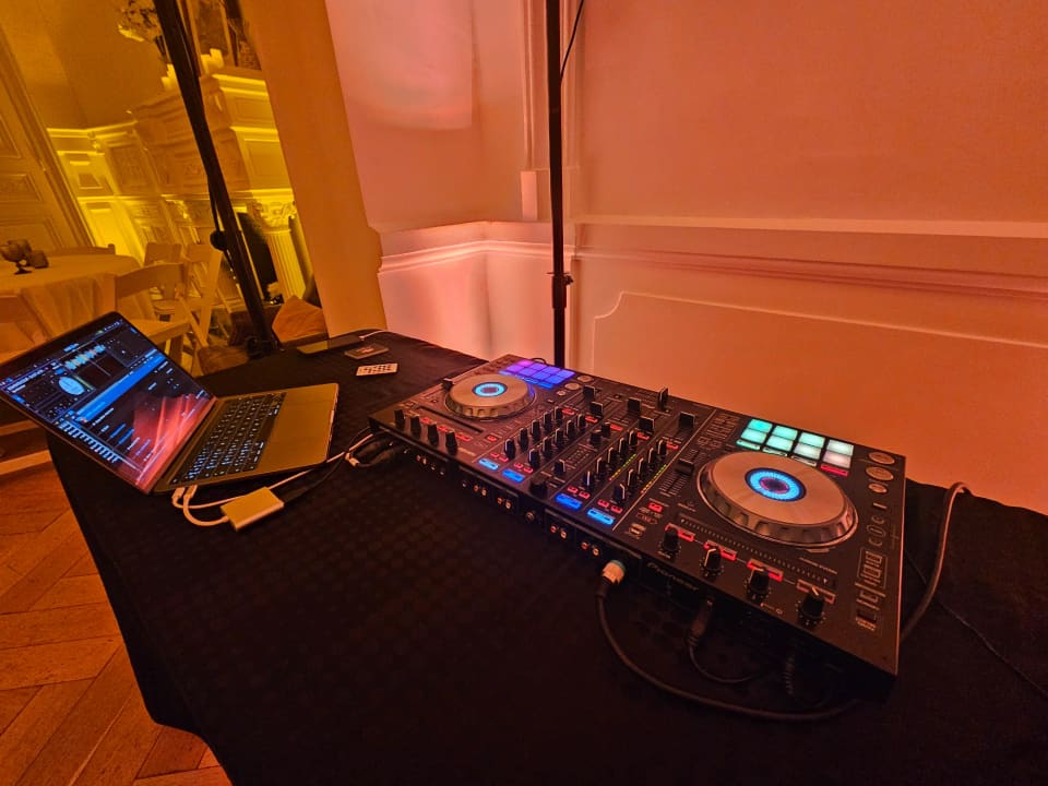 Platines du DJ éclairées pendant une soirée au 119