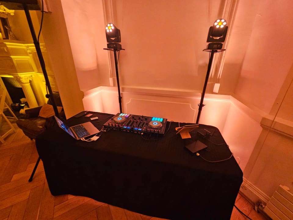 Régie DJ et jeux de lumière dans le salon pour un anniversaire