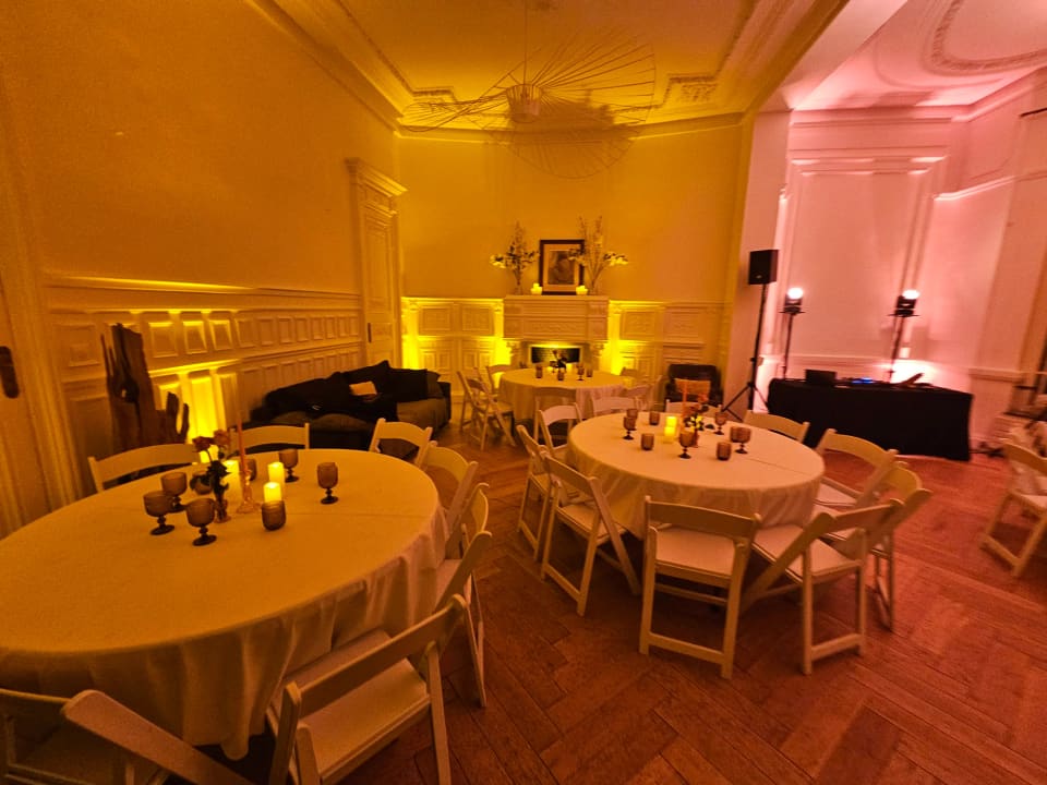 Salle de réception dressée de tables rondes pour un dîner d'anniversaire
