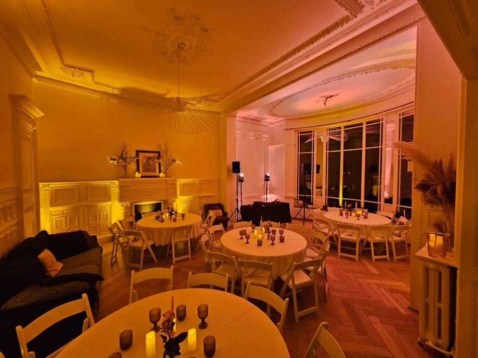 Salons en enfilade pour un dîner d'anniversaire en lumière dorée