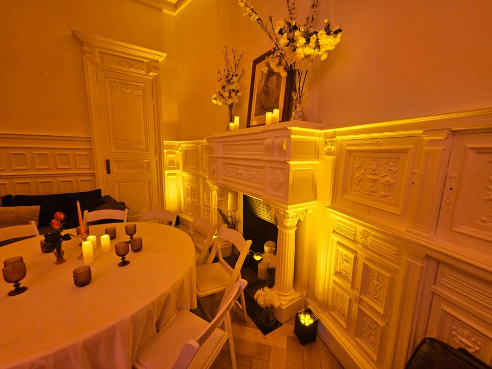 Table d'anniversaire aux bougies devant la cheminée en marbre sculpté