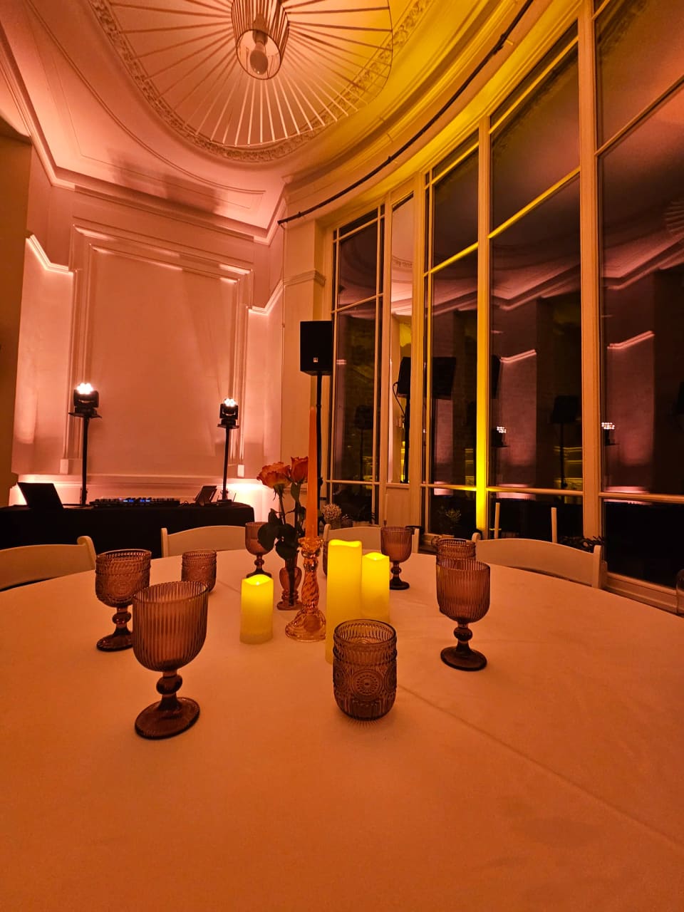 Table aux bougies dans le salon en rotonde