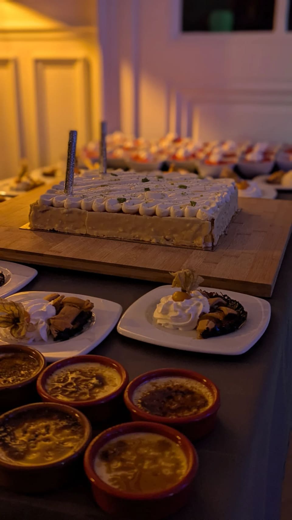 Buffet de desserts : gâteau, crèmes brûlées et entremets