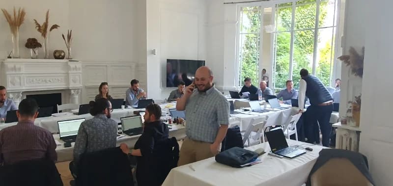 Petit groupe de participants réunis à un séminaire dans la grande salle du 119