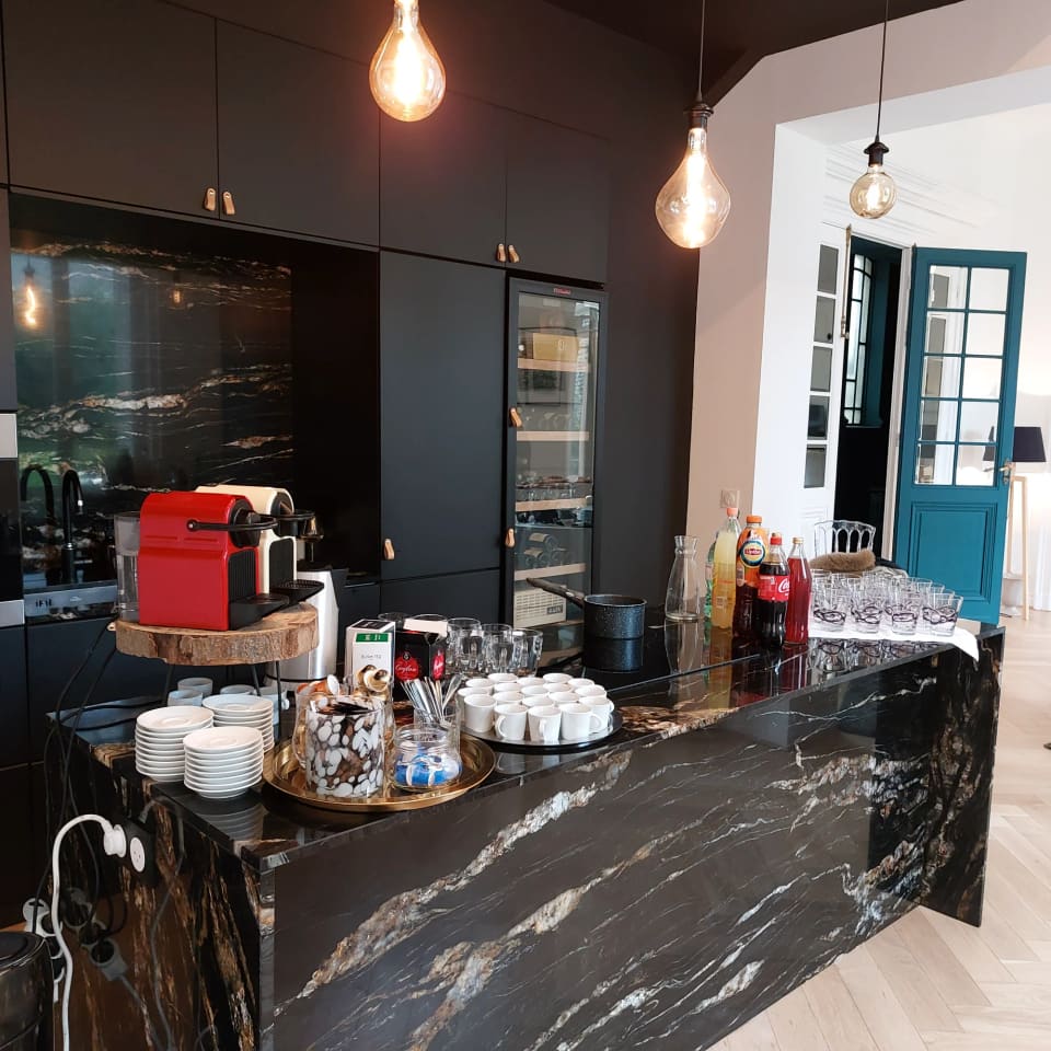 Pause café préparée sur l'îlot en marbre noir de la cuisine