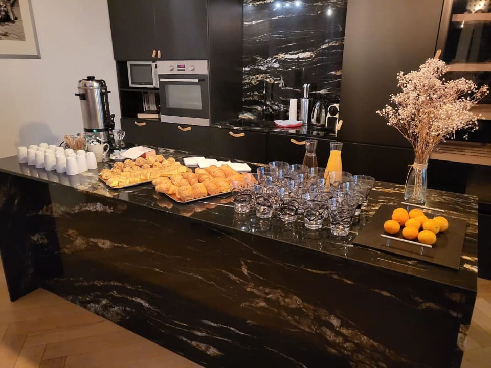 Viennoiseries, jus et café du petit déjeuner sur l'îlot en marbre