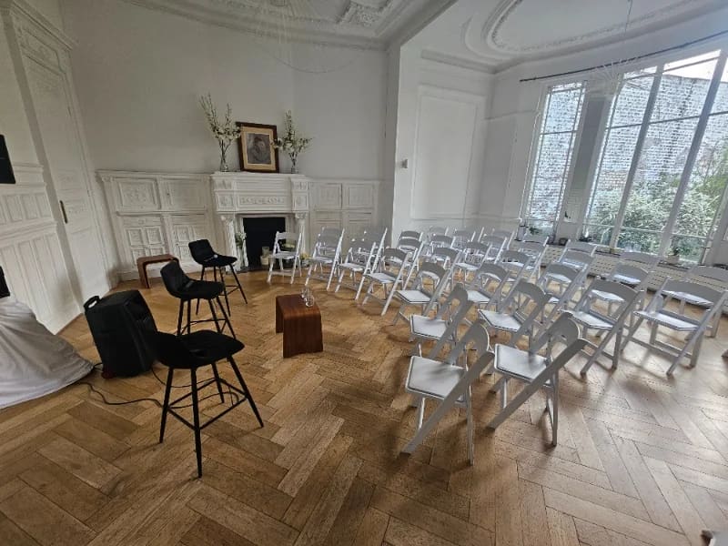 Salle de conférence privatisée au 119, devant la cheminée en marbre