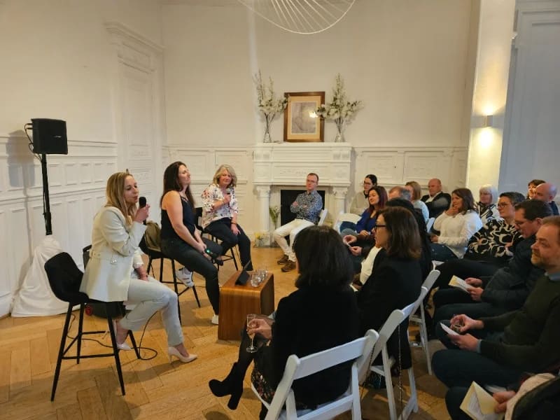 Participants installés autour d'une table ronde pour une journée d'étude dans un salon du 119
