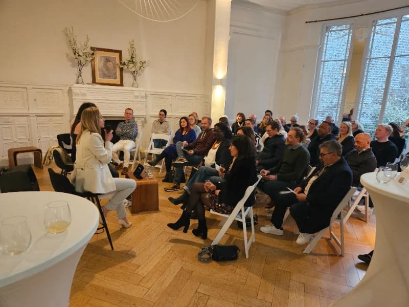 Conférence d'entreprise dans le grand salon du 119, public assis face aux intervenants