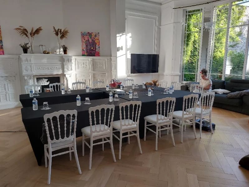 Table de séminaire dressée dans le salon à cheminée, chaises Napoléon