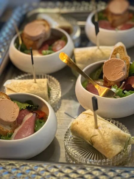 Assortiment de bouchées : foie gras, mini wraps et salade