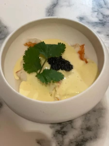 Bol de velouté garni de caviar et de pousses pour le cocktail