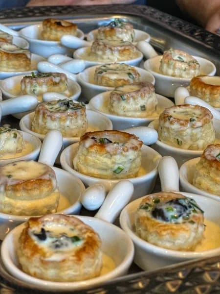 Bouchées feuilletées chaudes servies en ramequins