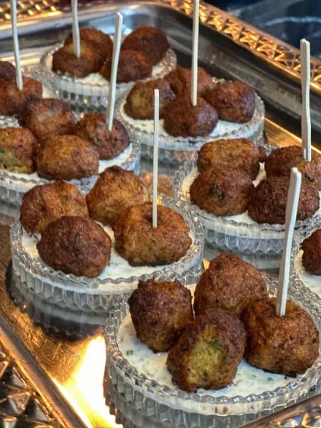 Bouchées de boulettes en brochettes sur plateau de cristal