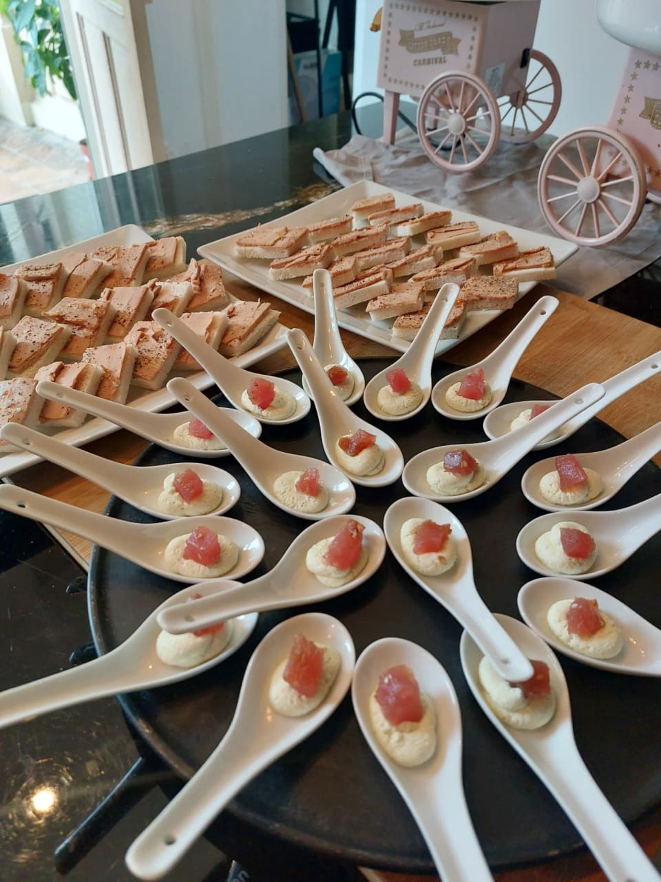 Cuillères apéritives et toasts servis au cocktail