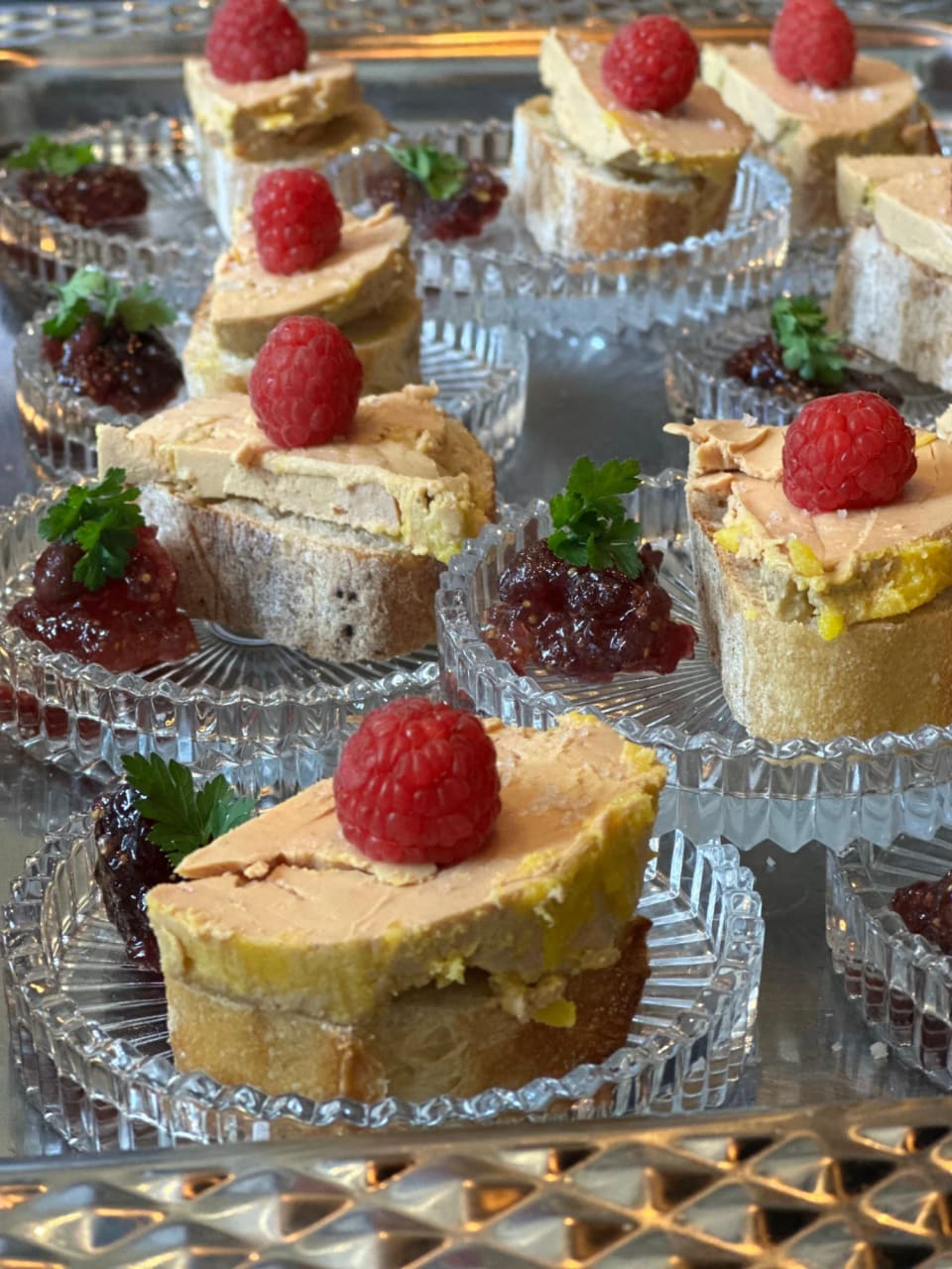 Foie gras sur pain d'épices, framboise et chutney