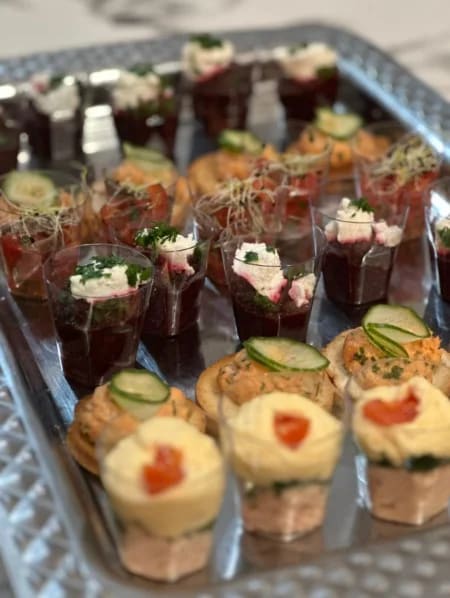 Plateau de verrines et bouchées colorées pour le cocktail