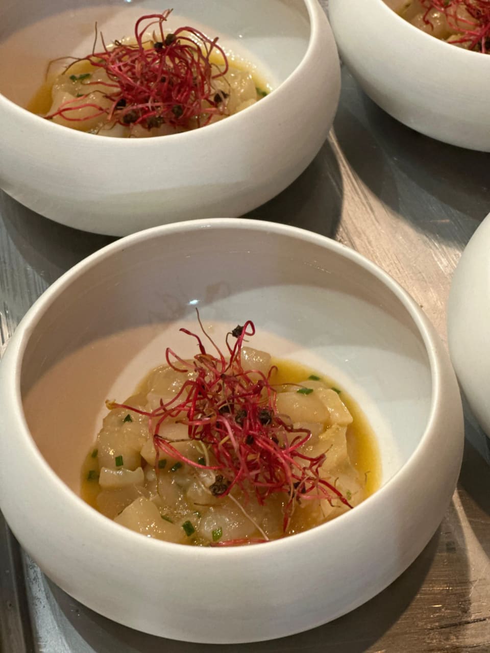 Bouchées de tartare de poisson et betterave servies en coupelles