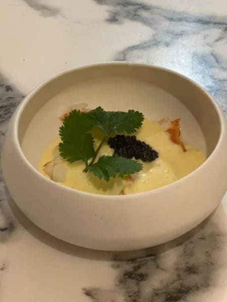 Velouté crémeux, caviar et herbes fraîches servi en bol