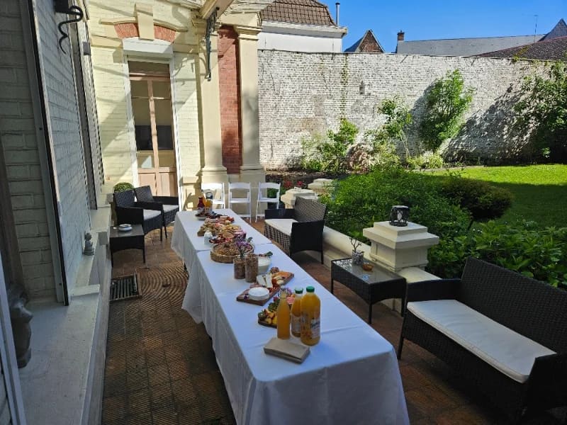 Buffet dressé sur la terrasse, au pied de la façade et du jardin