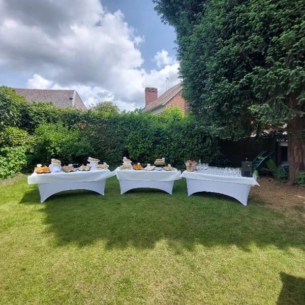 Buffets en plein air dans le jardin clos du 119