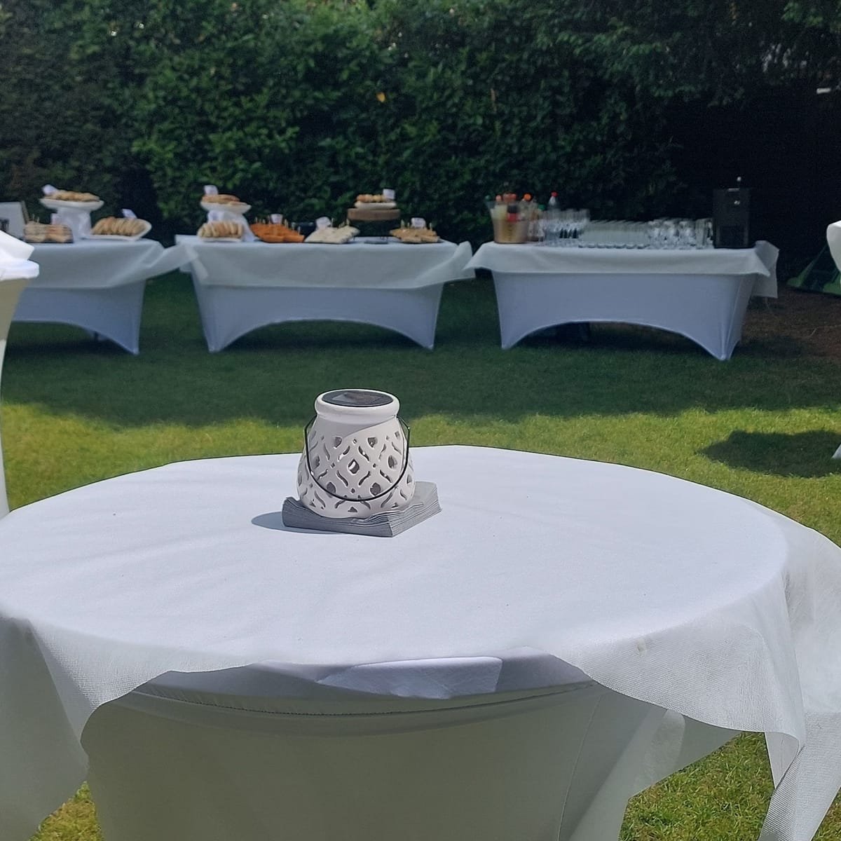 Mange-debout et lanterne au premier plan, buffets dressés dans le jardin du 119