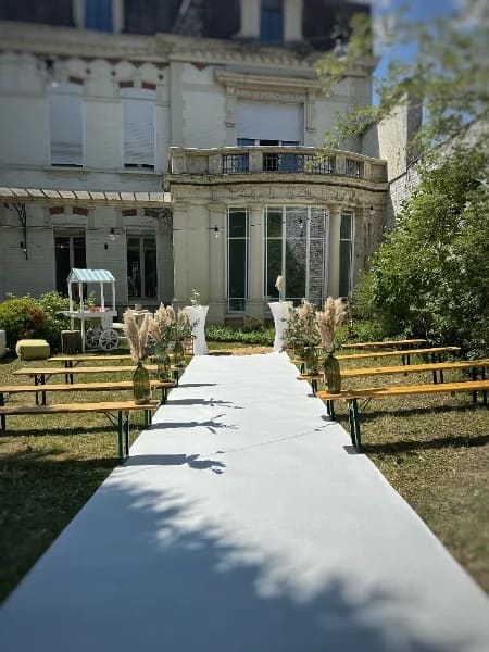 Allée de cérémonie laïque tracée dans le jardin, devant la façade de l'hôtel particulier