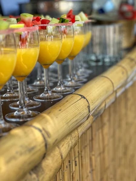 Coupes alignées sur le bar du cocktail de mariage