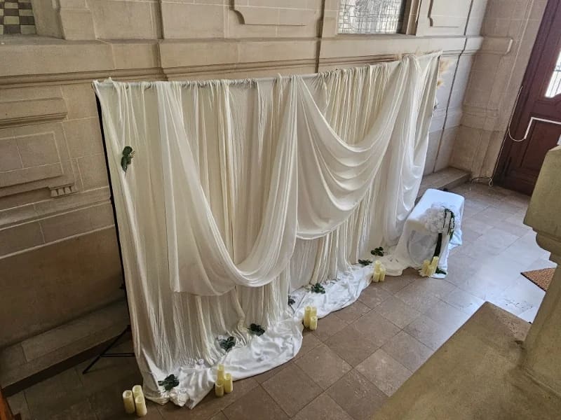 Décor de voilages et bougies pour un mariage au 119
