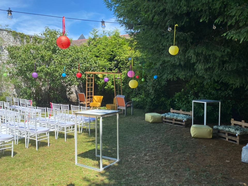 Jardin décoré de lampions et salon extérieur pour un mariage