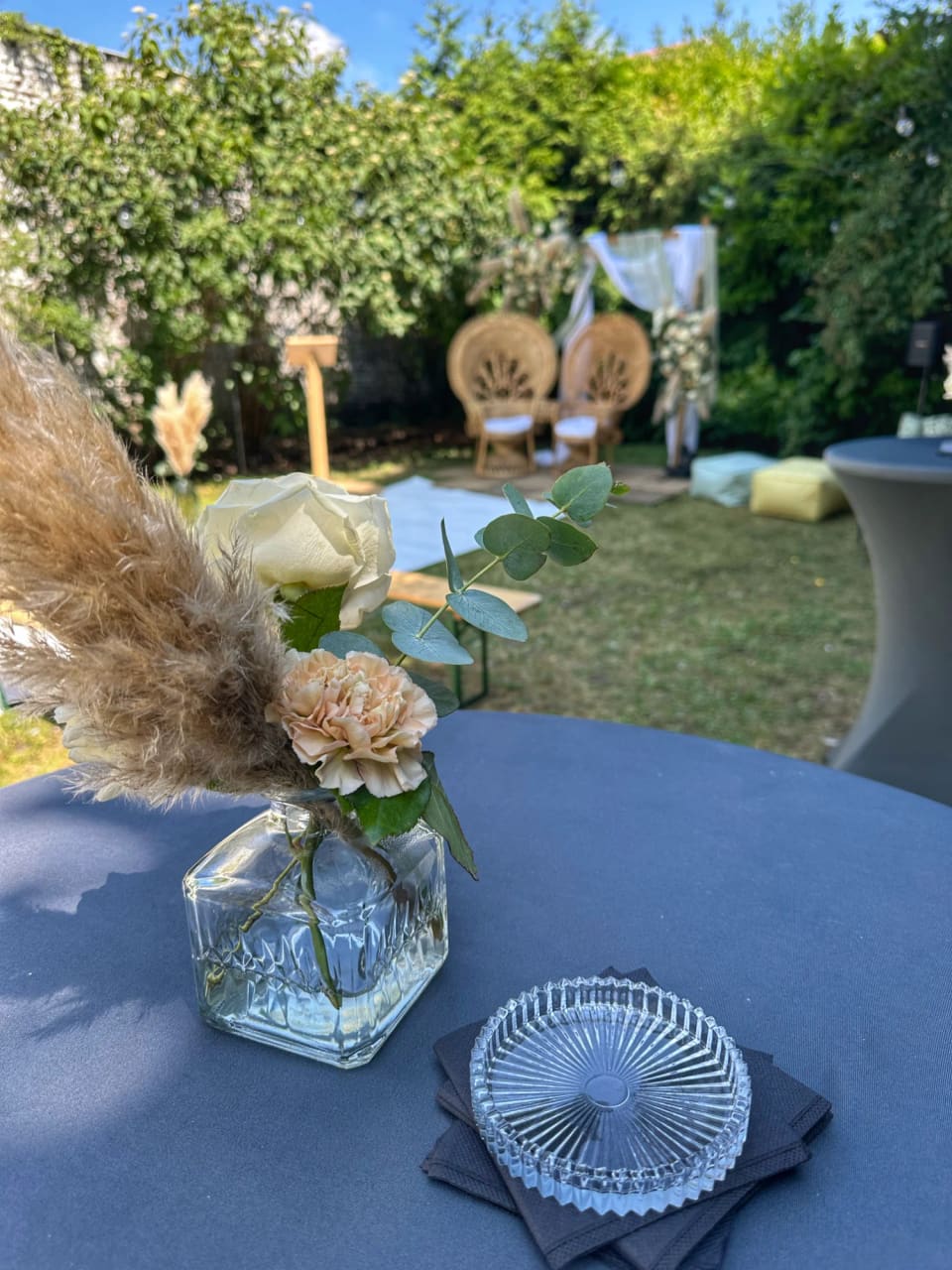 Mange-debout décoré de fleurs séchées dans le jardin lors d'un mariage