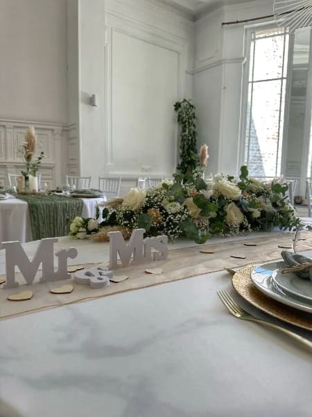 Table d'honneur des mariés, lettres Mr & Mrs et compositions florales