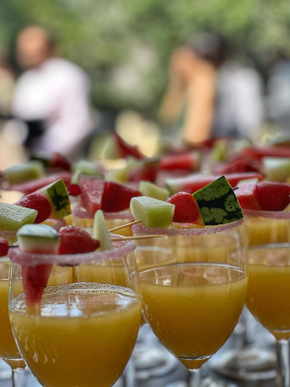 Verres de cocktail aux brochettes de fruits frais, servis lors d'un mariage à l'hôtel particulier Le 119 à Valenciennes