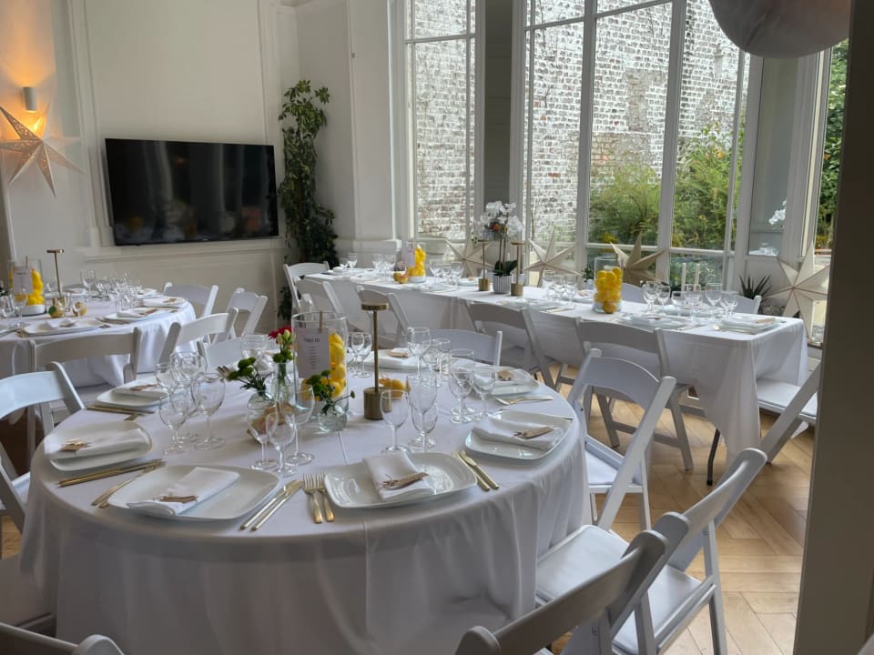 Salle de réception dressée avec centres de table aux citrons