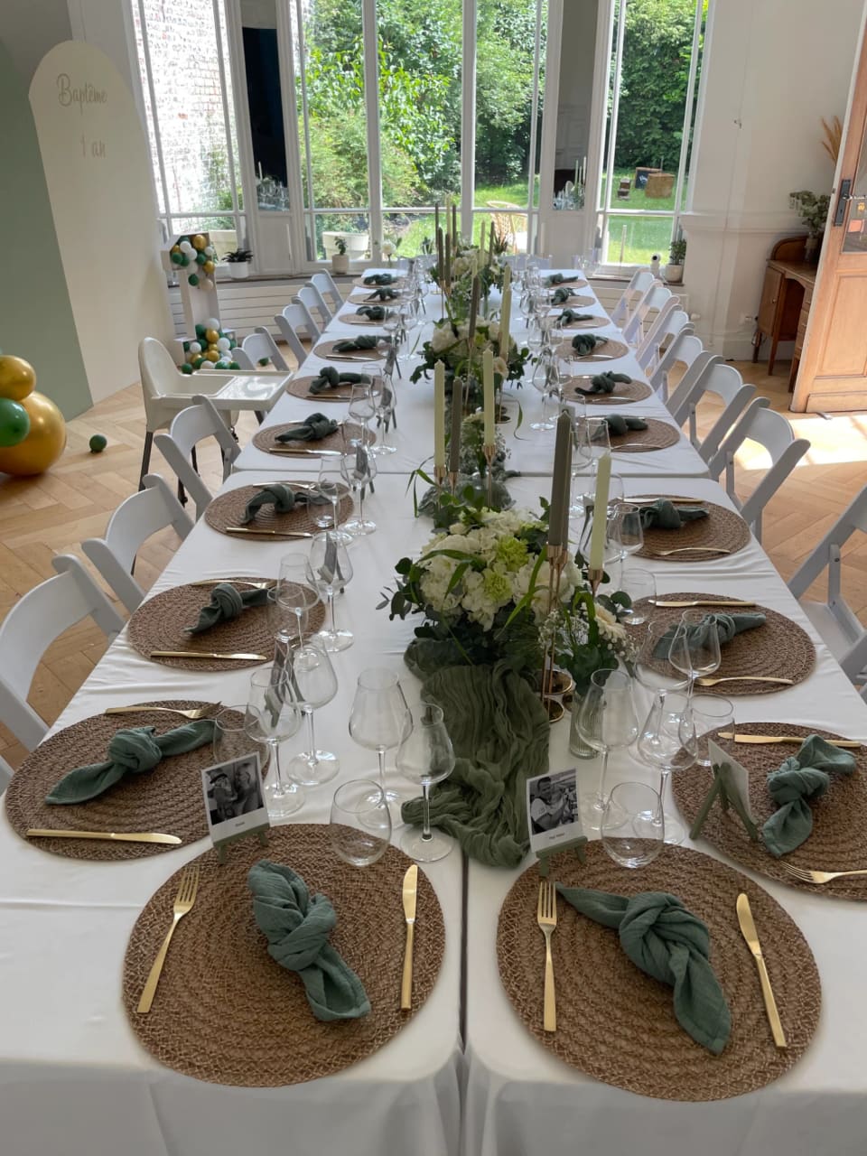 Longue table de banquet dressée dans le salon face au jardin