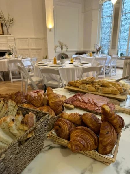 Viennoiseries et charcuteries du petit déjeuner dans la salle de réception