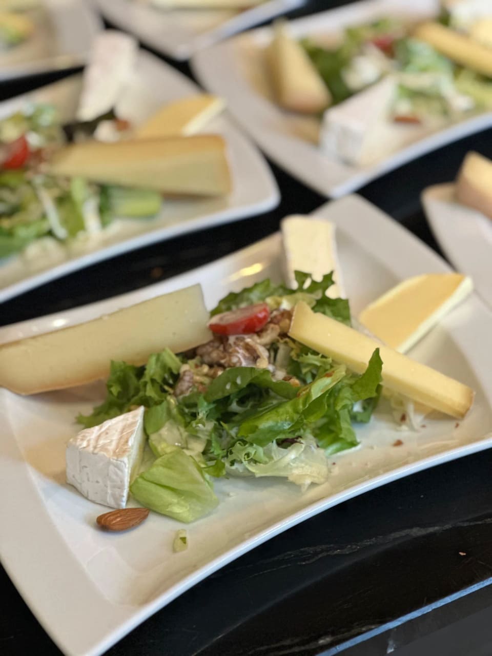 Assiette de fromages affinés et salade croquante