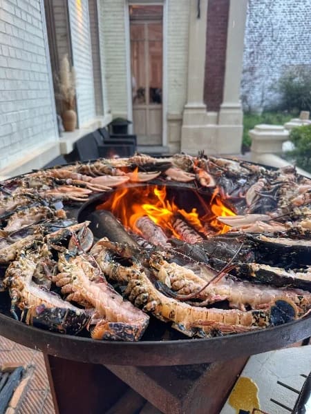 Gambas et langoustines grillées au braséro dans le jardin