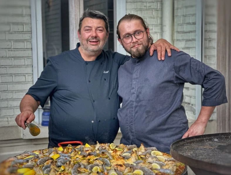 Les chefs préparent une paella géante dans le jardin du 119