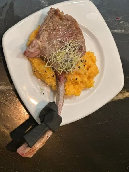 Côte d'agneau grillée, purée de patate douce et pousses
