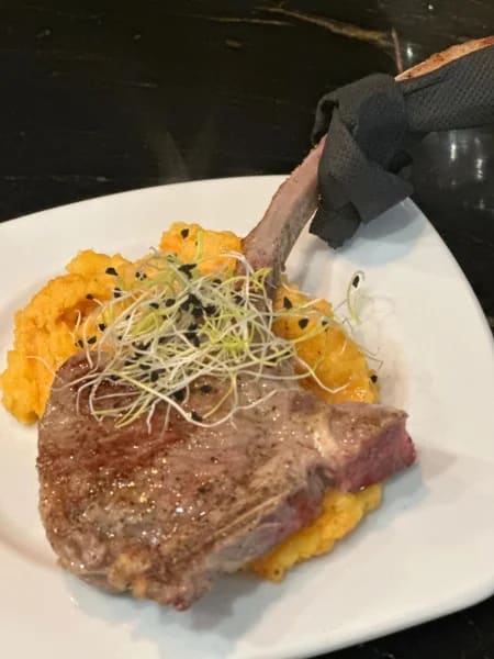 Côte de veau, purée orangée et pousses fraîches