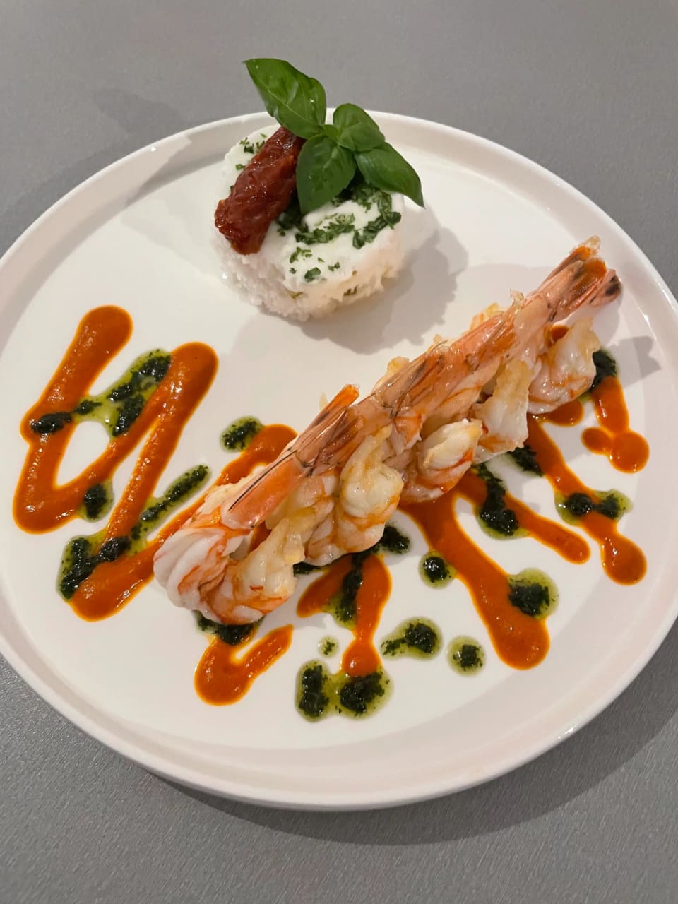 Gambas rôties, coulis de poivron et pesto