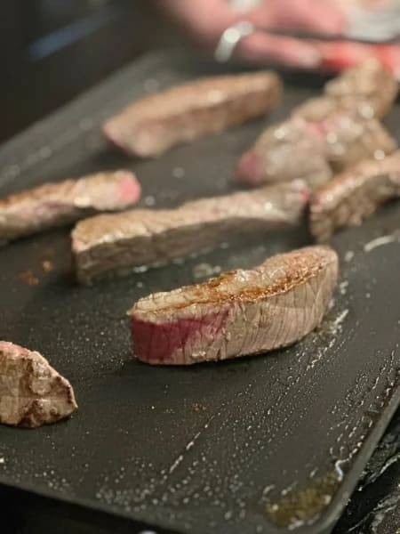 Pièces de viande saisies à la plancha