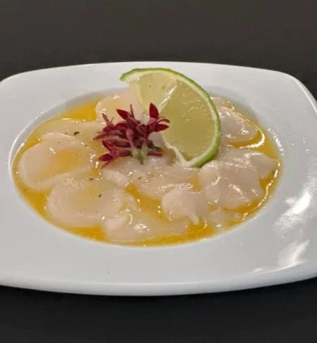 Saint-Jacques crues marinées au citron vert et pousses de betterave