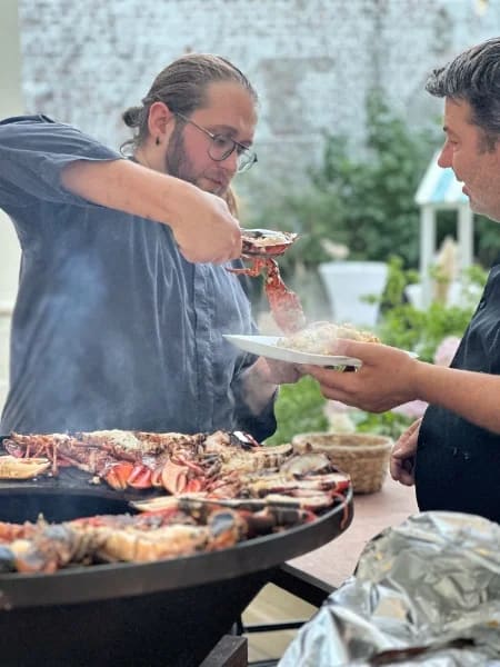 Service des grillades de fruits de mer à la plancha