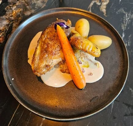 Suprême de volaille rôti, sauce crémeuse et légumes glacés