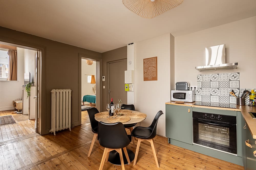 Cuisine ouverte avec coin repas et crédence en carreaux de ciment, appartement #3 du 119