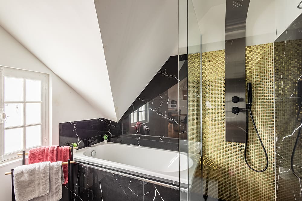 Salle de bain avec douche à l'italienne et mosaïque dorée, appartement #3 du 119